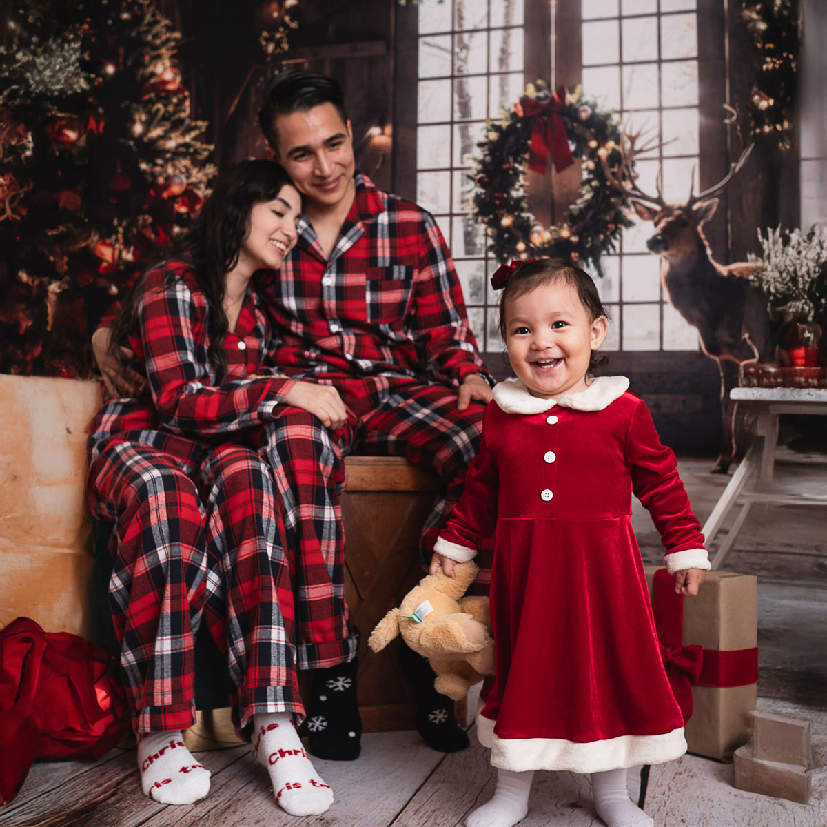 Bebé en sesión fotográfica navideña con set elegante