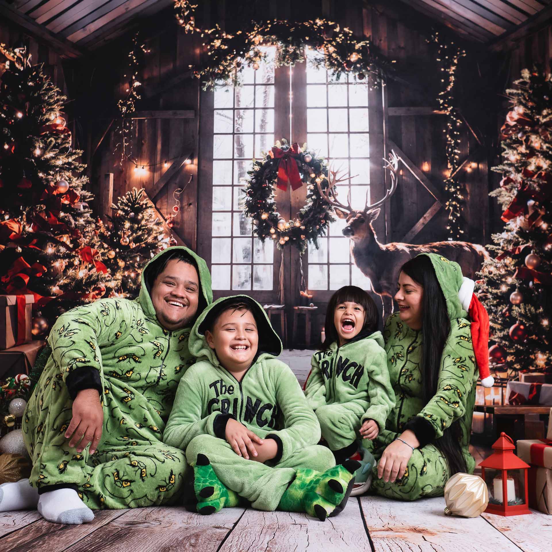 Familia divirtiéndose en una sesión de fotos