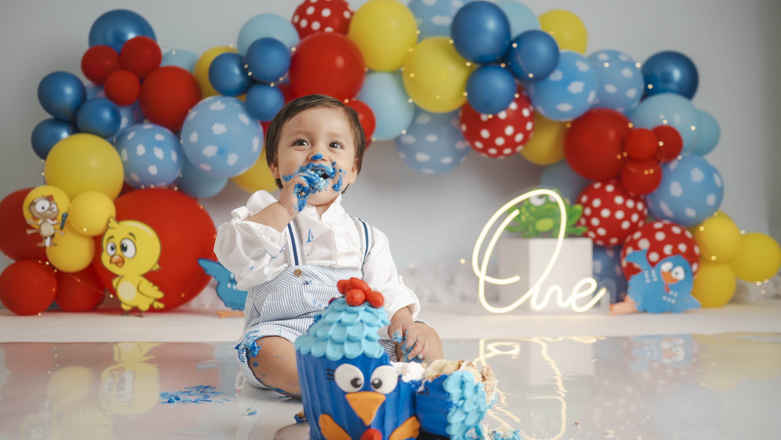 Bebé disfrutando su pastel en set de granja
