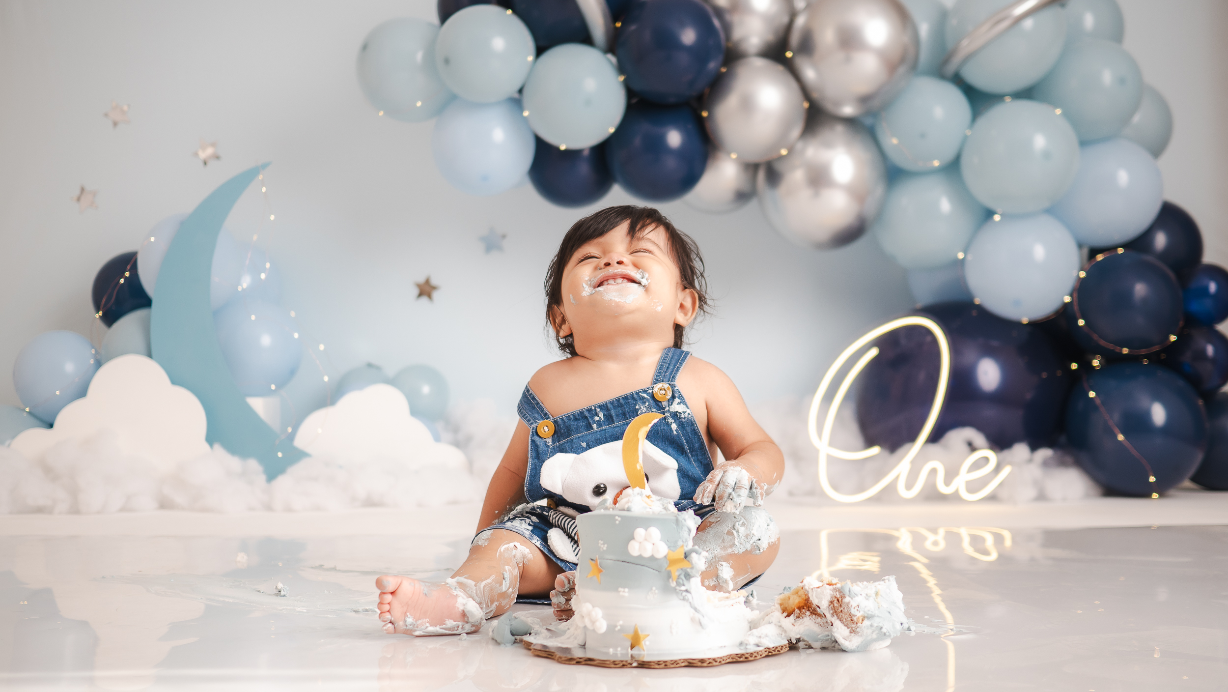 Bebé jugando con su pastel durante una sesión Cake Smash