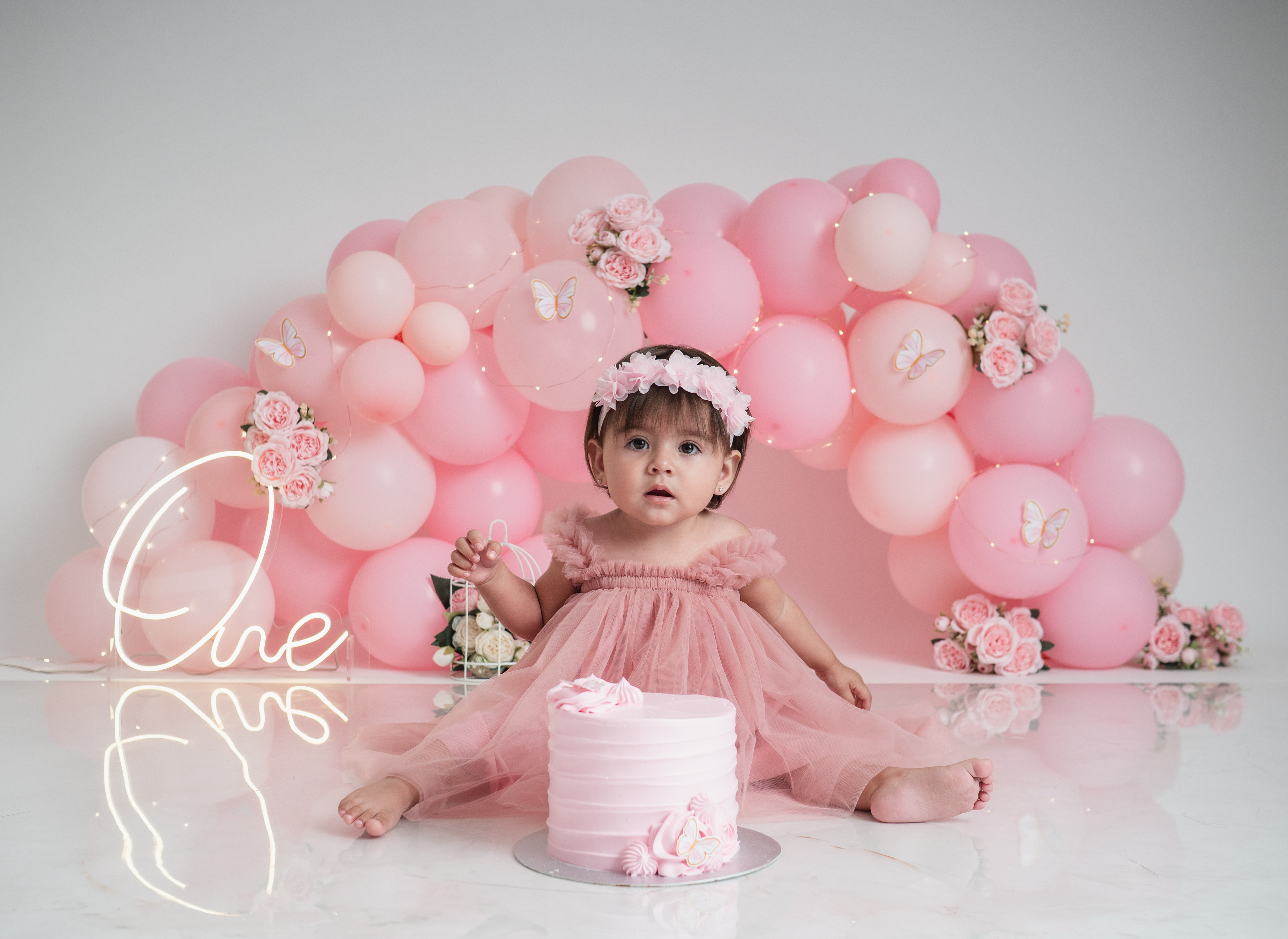 Bebé en un delicado set rosa antes de su Cake Smash