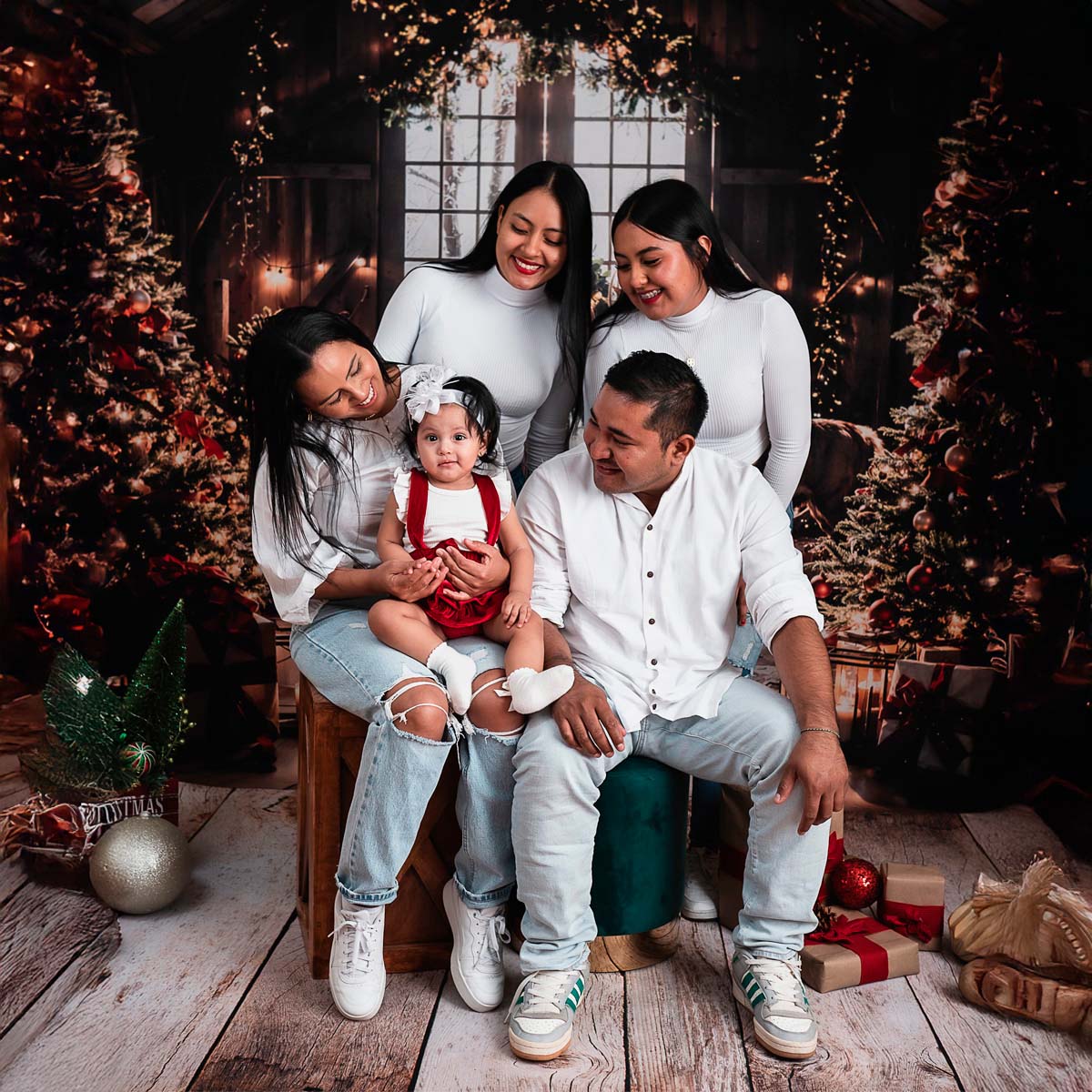 Familia feliz en sesión fotográfica navideña profesional CreaFilms