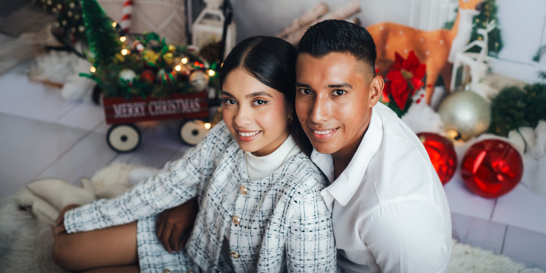 Familia con luces navideñas en sesión fotográfica profesional