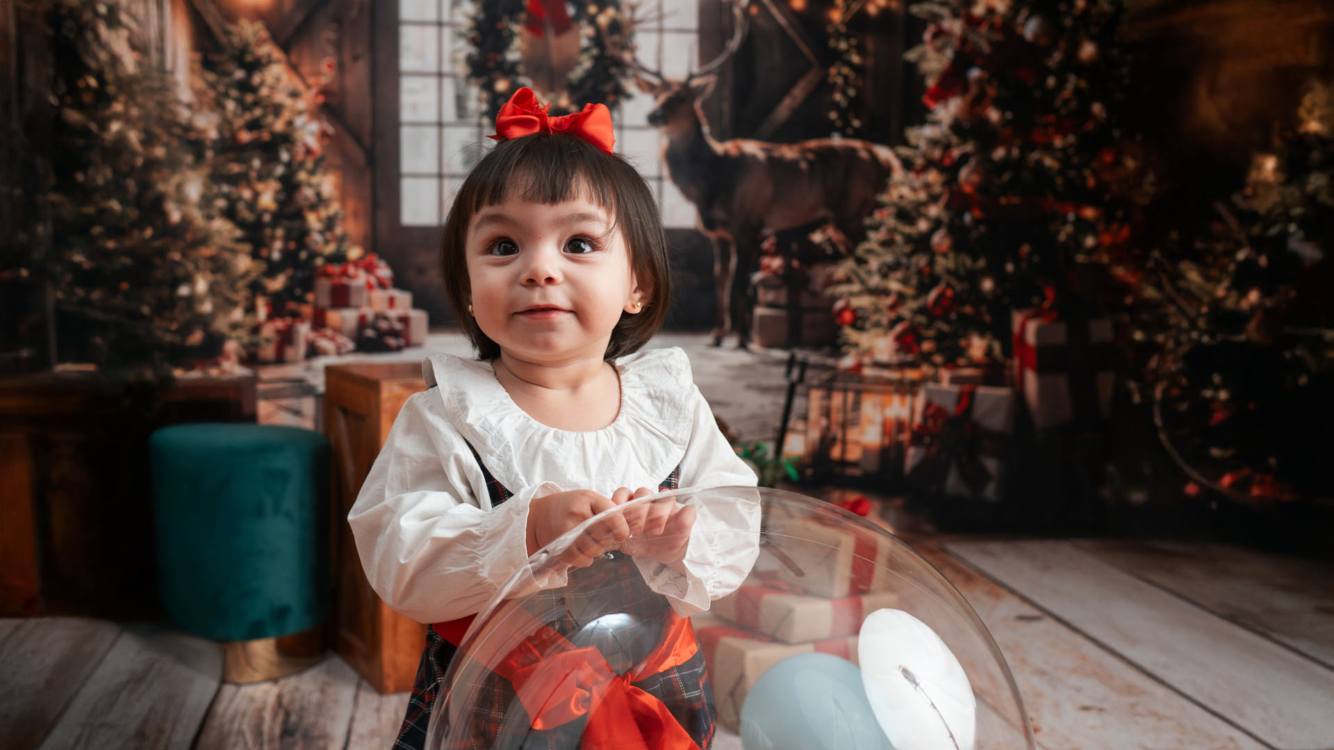 Niña con moño rojo en una sesión navideña anterior