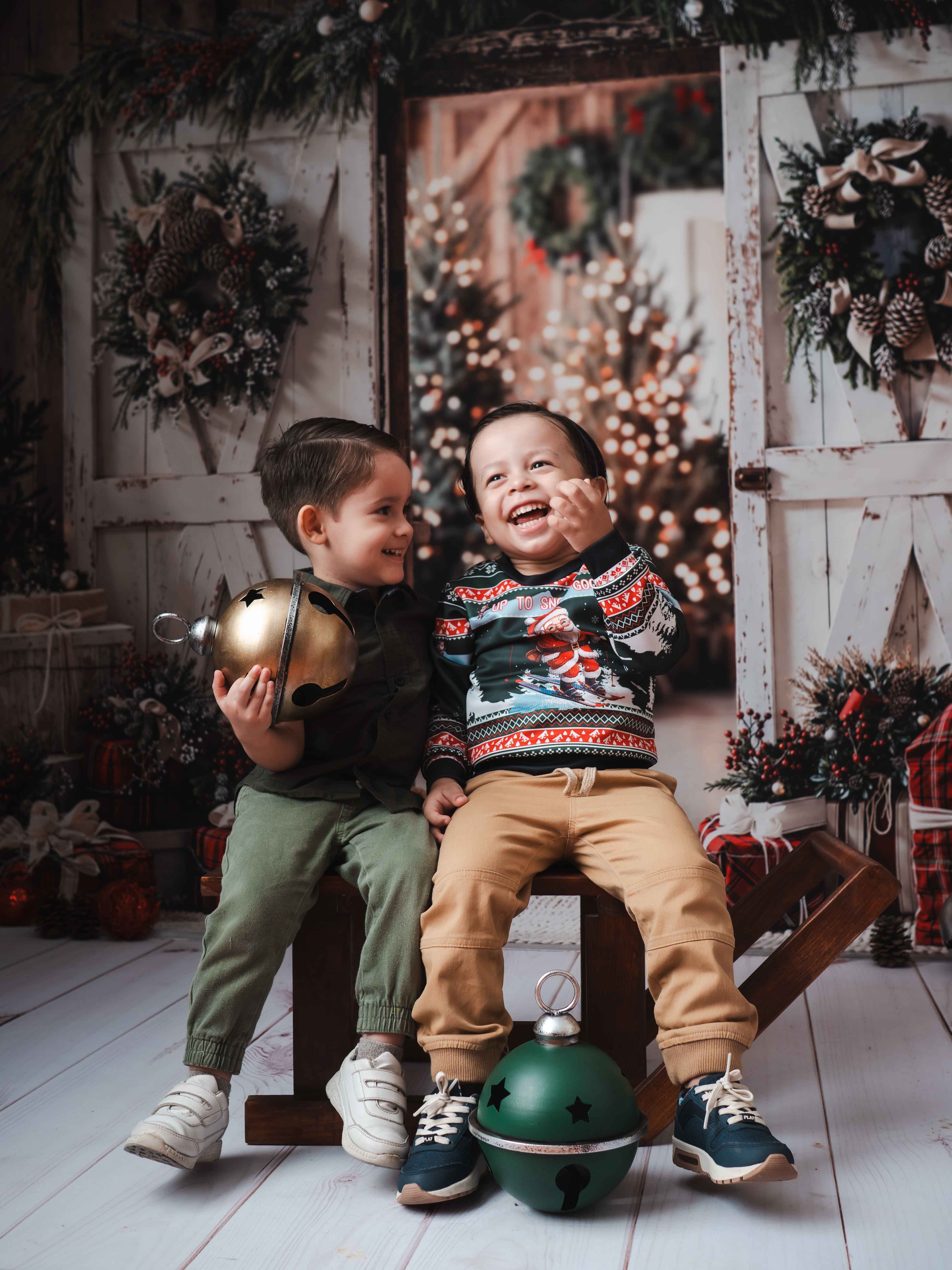 Niños sonriendo felices durante sesión navideña