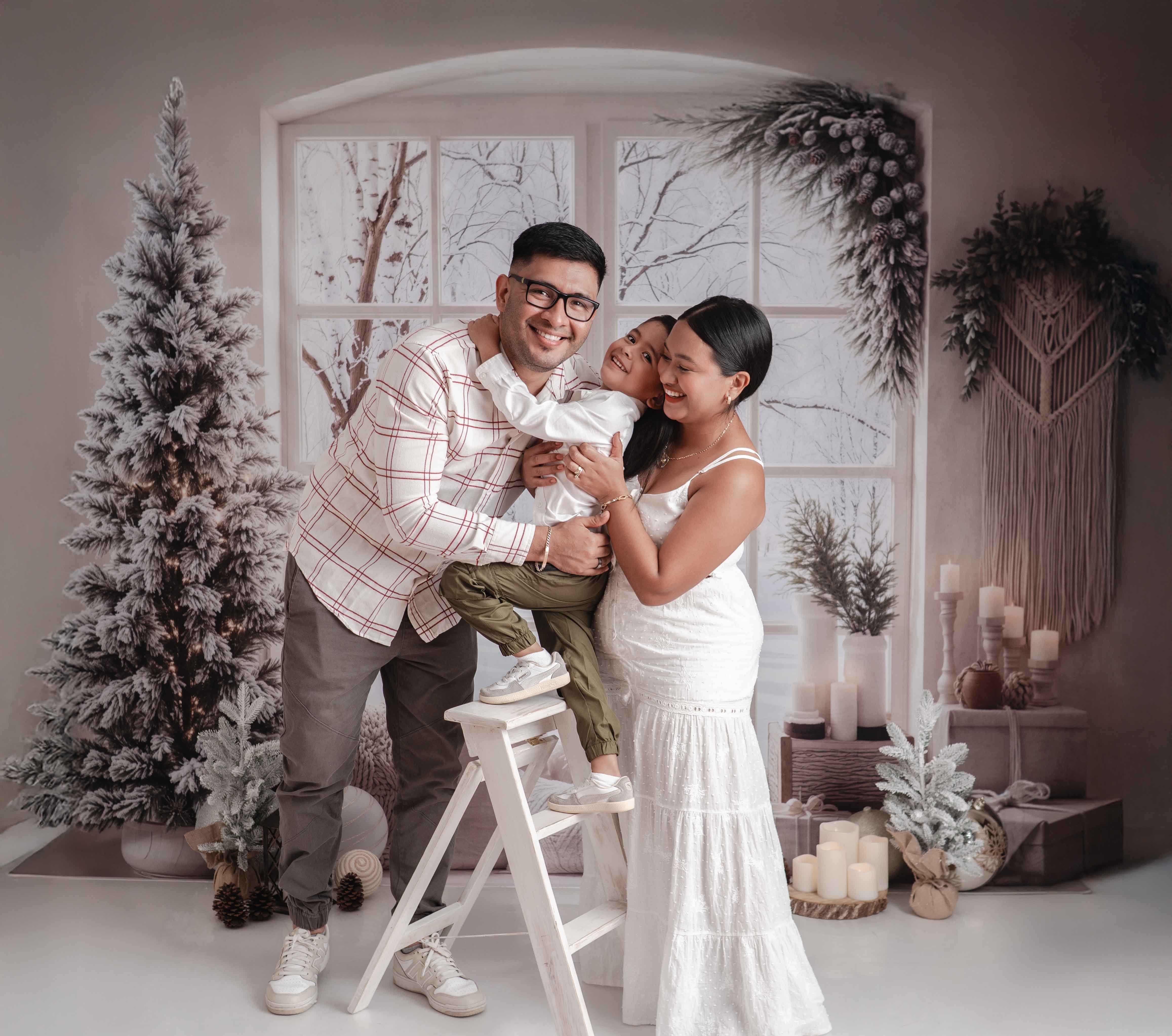 Familia feliz durante sesión navideña profesional
